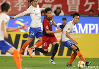 前節の松本戦で2ゴールを決め、好調を維持する白崎 凌兵（鹿島）が囲まれながらも強引に突破を計る！【ACL GS MD6 鹿島vs山東魯能泰山】