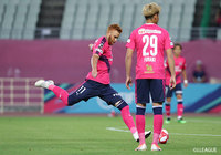 PA手前で獲得したFKのチャンスでソウザ(C大阪)がGKの手を弾く強烈なシュートを叩き込んだ【ルヴァンカップ GS 第6節 C大阪vs大分】