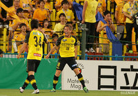 ドリブルで相手を交わし、ゴール至近距離から強烈なシュートを叩き込んだ瀬川 祐輔(柏/#18)【ルヴァンカップ GS 第6節 柏vs仙台】