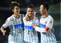 ルーカス フェルナンデス(#7)がドリブルでPA内に進入すると、自らシュートを叩き込んで札幌が先制点を挙げる【ルヴァンカップ GS 第6節 湘南vs札幌】