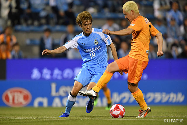 トゥーロン国際大会に挑むU-22日本代表にも選出された小川 航基（磐田）を鎌田 翔雅（清水）が厳しくマーク【ルヴァンカップ GS 第6節 磐田vs清水】