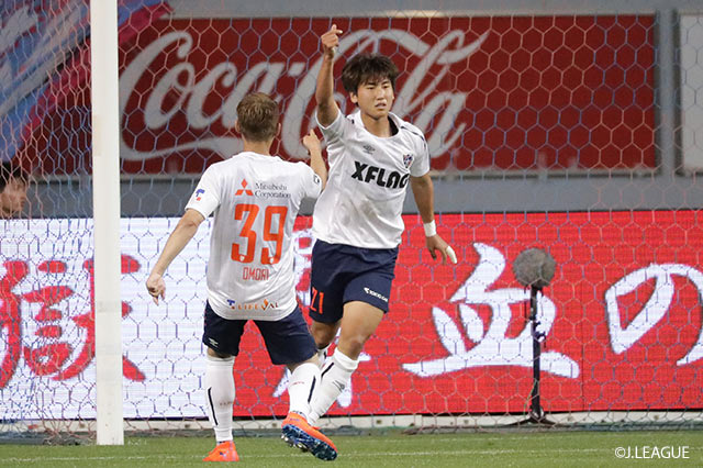 相手GKが弾いたボールをユ インス（FC東京）が押し込んで先制に成功【ルヴァンカップ GS 第6節 鳥栖vsFC東京】