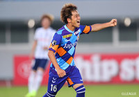 素早いリスタートから前線に抜け出した吉岡 雅和がPA内から左足を振り抜き、試合序盤に長崎が先制点を獲得【ルヴァンカップ GS 第6節 長崎vs横浜FM】