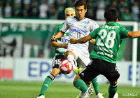 髙木 彰人（Ｇ大阪）が相手に囲まれながらも突破を図る【ルヴァンカップ GS 第6節 松本vsＧ大阪】