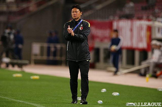 ピッチサイドで指示を送る大岩 剛監督（鹿島）【ACL GS MD6 鹿島vs山東魯能泰山】