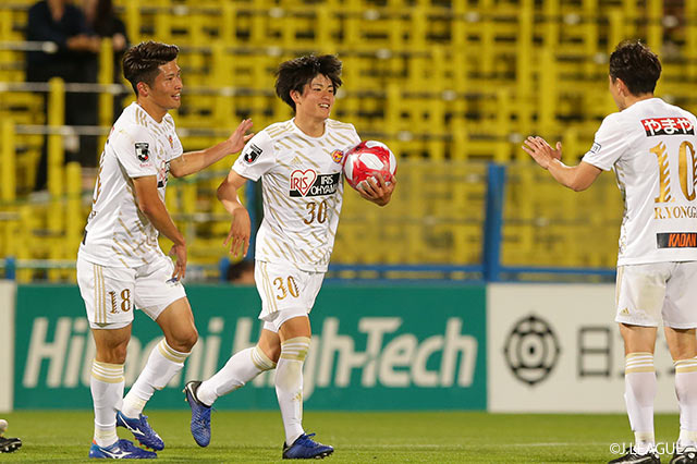 プロ入り後初の先発出場を飾った田中 渉（#30）がゴール前に折り返されたボールを落ち着いて流し込んで仙台が同点に追いつく【ルヴァンカップ GS 第6節 柏vs仙台】