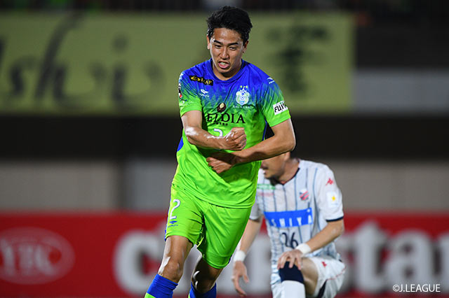 直近のリーグ戦で2得点を挙げ、劇的勝利に大きく貢献した菊地 俊介がクロスのこぼれ球にいち早く反応して冷静に流し込み、ホームの湘南が1点を返す【ルヴァンカップ GS 第6節 湘南vs札幌】