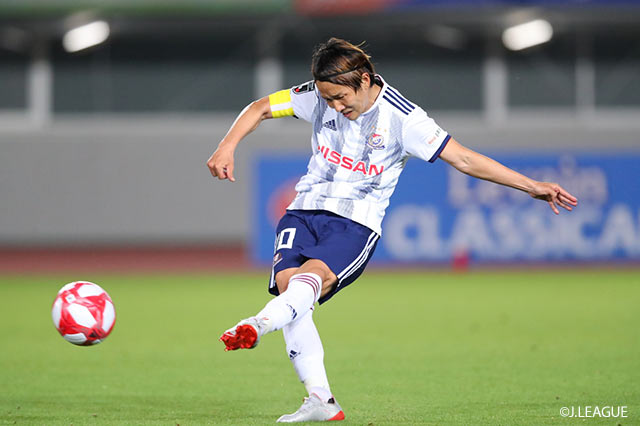 PA手前で獲得したFKのチャンスで天野 純（横浜FM）の左足から放たれたシュートが美しい軌道を描いてゴールに吸い込まれる【ルヴァンカップ GS 第6節 長崎vs横浜FM】