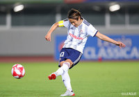 PA手前で獲得したFKのチャンスで天野 純(横浜FM)の左足から放たれたシュートが美しい軌道を描いてゴールに吸い込まれる【ルヴァンカップ GS 第6節 長崎vs横浜FM】