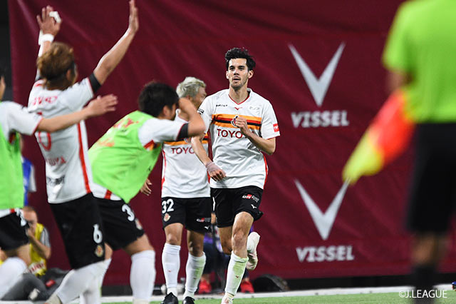 こぼれ球を長谷川 アーリアジャスール（名古屋）が拾ってゴール至近距離から右足で押し込み、勝ち越し弾を挙げる【ルヴァンカップ GS 第6節 神戸vs名古屋】