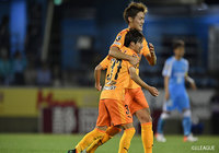 敵陣深い位置でのパス交換から決定機を作り出すと、クロスバーを叩いたボールに反応した髙橋 大悟（清水）がボレーシュートを沈めて先制点をゲット【ルヴァンカップ GS 第6節 磐田vs清水】