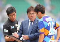 手倉森 誠監督（長崎）は後半21分に畑 潤基（#29）を投入する【明治安田Ｊ２ 第15節 長崎vs徳島】