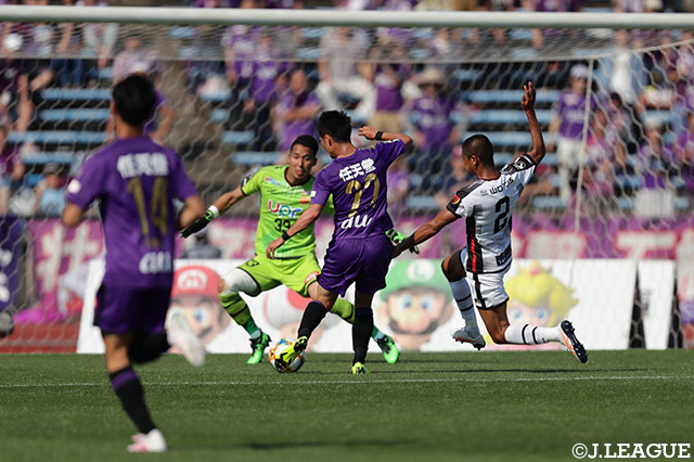 自陣から長い距離をドリブルで運んだ小屋松 知哉（京都/#22）がGKとの1対1をチップキックで冷静に制し、ゴールに流し込み、貴重な追加点を奪う！【明治安田Ｊ２ 第15節 京都vs山口】