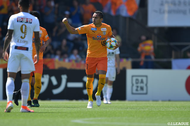 ドウグラスの強烈なヘディングシュートが決まり、清水が失点直後に同点ゴールを決める【明治安田Ｊ１ 第13節 清水vs仙台】