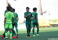 味方の落としを受けた河野 広貴(#33)がPA中央に進入し、左足を一閃!ボールはゴール左に突き刺さり、東京Vが同点に追いつく【明治安田J2 第15節 東京Vvs千葉】