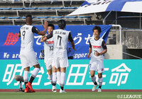 前半3分、茂木 駿佑(水戸/#27)が左足を振り抜いて放ったシュートがDFに当たってゴールネットに突き刺さり、電光石火の先制点を獲得!【明治安田J2 第15節 愛媛vs水戸】