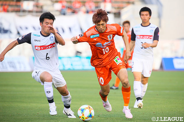 ドリブルでボールを運ぶ神谷 優太（愛媛）。水戸の堅守を前に攻撃の糸口を見出せず【明治安田Ｊ２ 第15節 愛媛vs水戸】