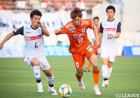 ドリブルでボールを運ぶ神谷 優太(愛媛)。水戸の堅守を前に攻撃の糸口を見出せず【明治安田J2 第15節 愛媛vs水戸】