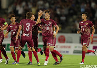 FKのチャンスで富所 悠(琉球/#10)が直接ゴールを狙うと、壁に当たり軌道が変わったシュートがファーサイドのネットに突き刺さる!【明治安田J2 第15節 琉球vs新潟】