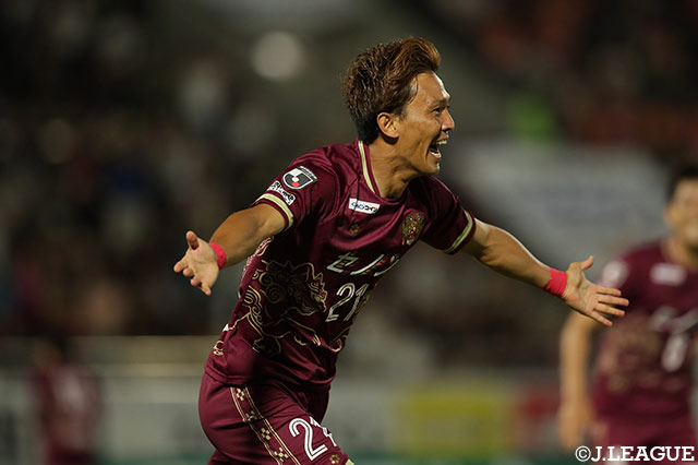 投入されたばかりの上原 慎也（琉球）が右からのクロスを打点の高いヘディングで合わせ、勝ち越しに成功する！【明治安田Ｊ２ 第15節 琉球vs新潟】