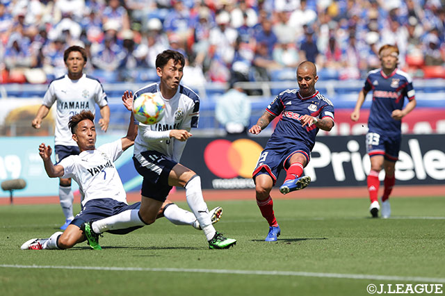 前半40分、マルコス ジュニオールが左足で放ったコントロールシュートが決まり、横浜FMが先制！【明治安田Ｊ１ 第13節 横浜FMvs磐田】