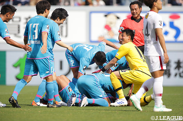 タイムアップの笛が鳴り響き、勝利の立役者・豊田 陽平の元へ選手たちがなだれ込む！鳥栖は3連勝を達成！【明治安田Ｊ１ 第13節 鳥栖vs鹿島】