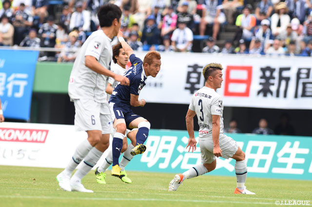 先発に復帰した五領 淳樹（鹿児島）がシュートを放つも枠を外れる【明治安田Ｊ２ 第15節 鹿児島vs福岡】