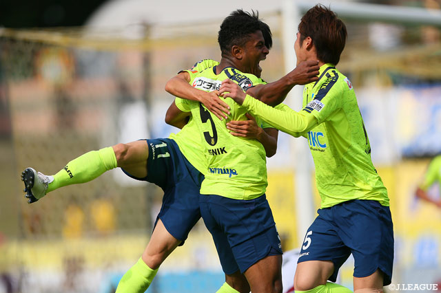 CKの流れからゴール前に繋がったボールをヘニキが叩き込み、栃木が試合を振り出しに戻す【明治安田Ｊ２ 第15節 栃木vs岡山】