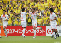 途中出場のフアンマ デルガドがゴール前に浮き上がったボールを強烈なボレーで叩き込み、アウェイの大宮が同点に追いつく!【明治安田J2 第15節 柏vs大宮】