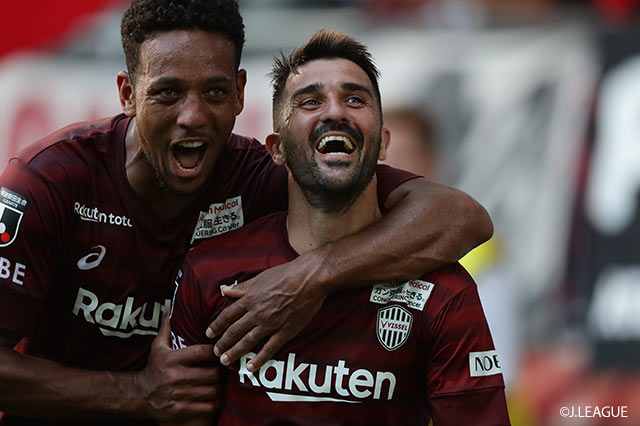 ダビド ビジャ（神戸/右）が細かいタッチのドリブルでPA内に進入すると、ファーサイドに突き刺してシーズン5点目をマーク！ウェリントンが肩を組んで祝福【明治安田Ｊ１ 第13節 神戸vs湘南】