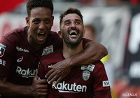 ダビド ビジャ（神戸/右）が細かいタッチのドリブルでPA内に進入すると、ファーサイドに突き刺してシーズン5点目をマーク！ウェリントンが肩を組んで祝福【明治安田Ｊ１ 第13節 神戸vs湘南】