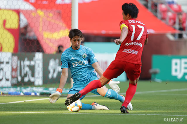 丸山 祐市（名古屋）がゴールエリア左に抜け出してシュートを放つも、飛び出したGKのセーブに遭う【明治安田Ｊ１ 第13節 名古屋vs松本】