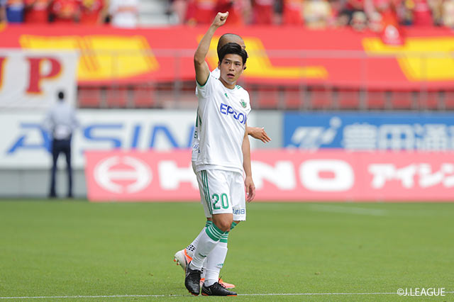 松本がカウンターから相手ゴールに迫り、こぼれ球に反応した杉本 太郎（#20）が低い弾道のシュートを撃ち込んで先制点を奪取【明治安田Ｊ１ 第13節 名古屋vs松本】