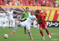 スピードに乗る前田 大然(松本)をガブリエル シャビエル(名古屋)が激しい寄せで止めにかかる【明治安田J1 第13節 名古屋vs松本】
