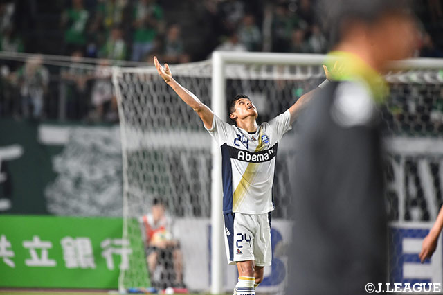 前半AT、ロメロ フランク（町田）が個人技でDFを翻弄。そのままゴール前から放ったシュートがGKの足下を抜けて追加点を獲得！【明治安田Ｊ２ 第15節 岐阜vs町田】