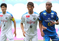 キリンチャレンジカップに臨む日本代表メンバーに選出された守田 英正（川崎Ｆ）がオナイウ 阿道（大分）を密着マーク【明治安田Ｊ１ 第13節 大分vs川崎Ｆ】