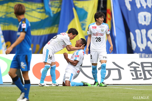 ゴール前に走り込んだマギーニョ（川崎Ｆ）が左サイドからのクロスをワンタッチで沈め、アウェイの川崎Ｆが先手を奪う【明治安田Ｊ１ 第13節 大分vs川崎Ｆ】