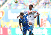 エースの藤本 憲明(大分)が強靭なフィジカルを持つジェジエウ(川崎F)と競り合う【明治安田J1 第13節 大分vs川崎F】