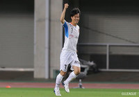 CKのチャンスからゴール前に緩やかなボールが供給されると、シュートのこぼれ球に反応した中村 太一が押し込んでアウェイの八戸が前半で3点のリードを奪う【明治安田Ｊ３ 第10節 C大23vs八戸】