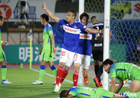 最終ラインの裏を取った味方のラストパスをエジガル ジュニオ（横浜FM/#30）が流し込み、2試合連続弾となる先制ゴールを獲得【明治安田Ｊ１ 第14節 湘南vs横浜FM】