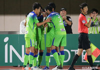 前半終了間際、武富 孝介（湘南/#39）がゴール前に供給されたクロスボールをニアで合わせ、貴重な同点ゴールを挙げる！チームメイトが円陣を組む様な形で祝福【明治安田Ｊ１ 第14節 湘南vs横浜FM】