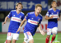 横浜FMが相手陣内での細かいパス交換から深い位置まで進入すると、ゴール前でこぼれ球に反応した仲川 輝人(#23)がバイシクルシュートを叩き込んで勝ち越しに成功【明治安田J1 第14節 湘南vs横浜FM】