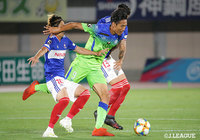 指宿 洋史(湘南)が横浜FMの選手2人からプレッシャーを受けるも、持ち前のフィジカルを武器にドリブル突破を試みる【明治安田J1 第14節 湘南vs横浜FM】