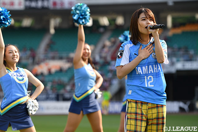 ハーフタイムには、足立 佳奈さんのスタジアムライブが行われました♪【明治安田Ｊ１ 第14節 磐田vs神戸】