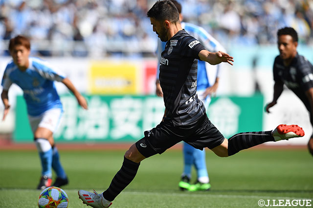 開始3分、ダビド ビジャがPKを落ち着いて決めて、アウェイの神戸が先制に成功する【明治安田Ｊ１ 第14節 磐田vs神戸】