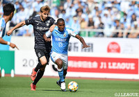 セルジ サンペール（神戸）をかわし、敵陣に進入するアダイウトン（磐田）【明治安田Ｊ１ 第14節 磐田vs神戸】