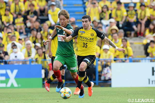 中盤の主導権争いを繰り広げる選手たち【明治安田Ｊ２ 第16節 柏vs岐阜】