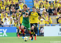 中盤の主導権争いを繰り広げる選手たち【明治安田J2 第16節 柏vs岐阜】