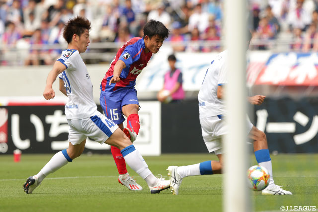 久保 建英がボールを奪うと自ら持ち上がり鋭いシュートを放つ！これが決まりFC東京が前半のうちにリードを2点に広げる【明治安田Ｊ１ 第14節 FC東京vs大分】