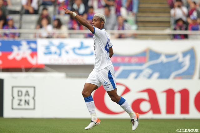 オナイウ 阿道が角度のないところからグラウンダーのシュートを放つ！これが決まり大分が1点を返す【明治安田Ｊ１ 第14節 FC東京vs大分】